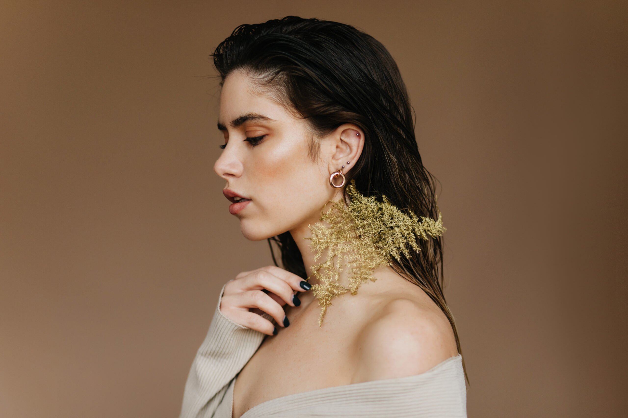 gold ear ring